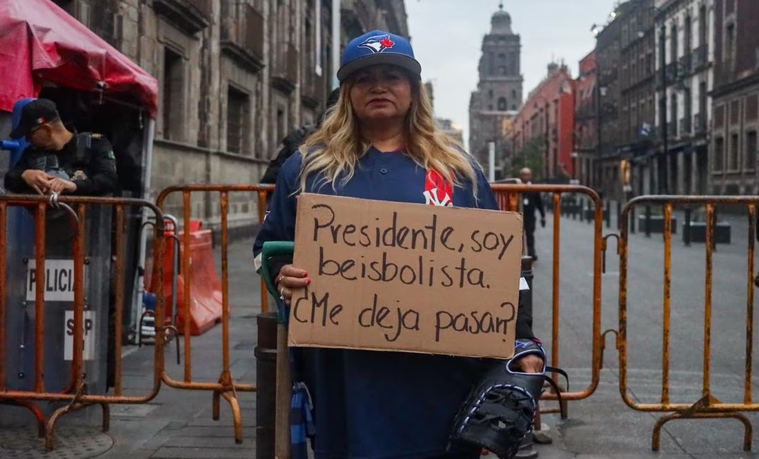 Madre buscadora Ceci Flores recurre a traje de beisbolista para buscar que AMLO la atienda